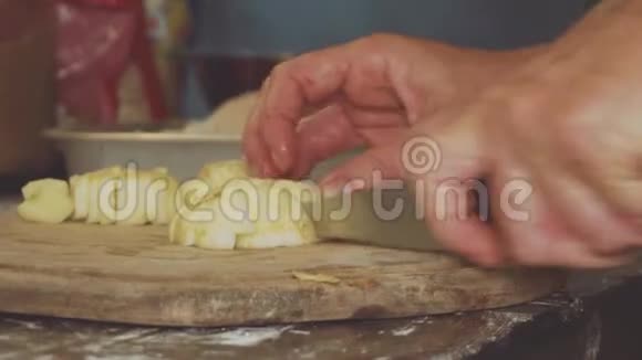 女厨师烤苹果馅饼女性手切苹果视频的预览图
