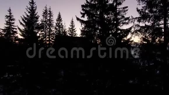 山上夕阳西下山边灯火辉煌低云密布空中4k拍摄视频的预览图
