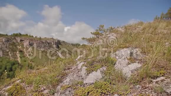 摄像机从山脉转移到山脚下的村庄视频的预览图