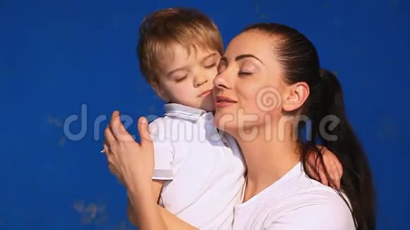 妈妈和小男孩在房间里玩拥抱亲吻视频的预览图