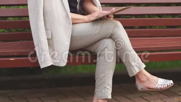 自信时尚的老女人双腿交叉坐着信心和成功理念休息时间视频的预览图