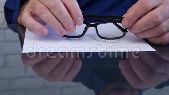 办公桌上戴眼镜的商人做紧张的手势视频的预览图