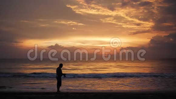 渔人剪影与夕阳和海景视频的预览图