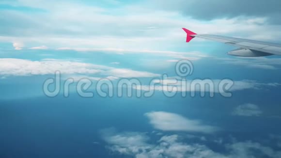 飞机飞入云中从窗口观看视频的预览图