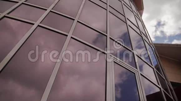 一座美丽的玻璃建筑天空反射在玻璃中视频的预览图