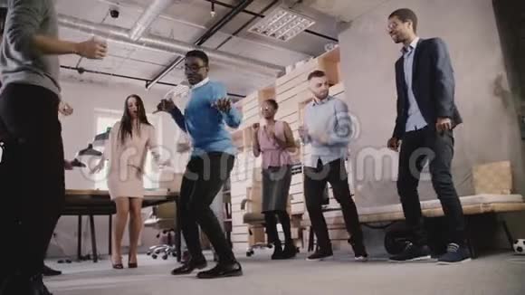 在现代办公室慢动作的团队建设休闲舞会上多民族商务人士庆祝商务成功视频的预览图
