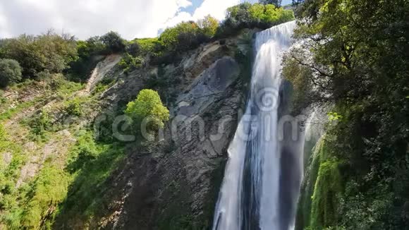 意大利炎热的一天美丽的大瀑布野生动物公园里的一滴水视频的预览图