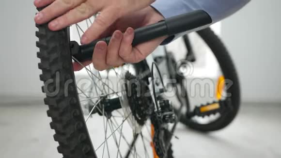 男子在一家体育商店里准备出售自行车时用轮胎抽气视频的预览图