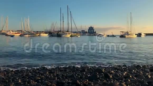 日落时停泊在码头上的船只和游艇的时间间隔视频的预览图
