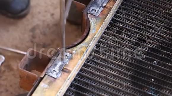 车机修工焊锡散热器视频的预览图