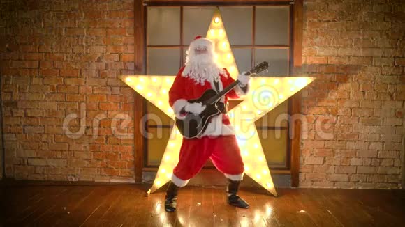 圣诞老人摇滚明星用吉他演奏圣诞歌曲玩得开心庆祝节日视频的预览图
