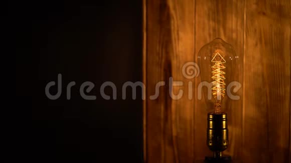 木制背景上的旧爱迪生灯视频的预览图