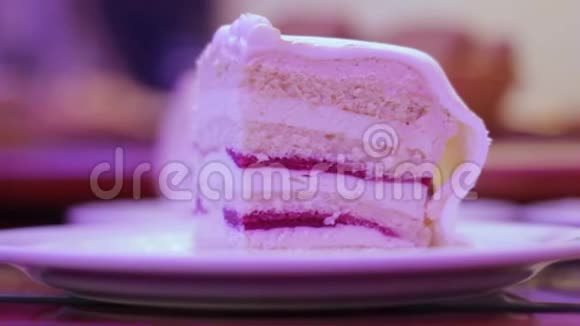 盘子里的一块大蛋糕视频的预览图