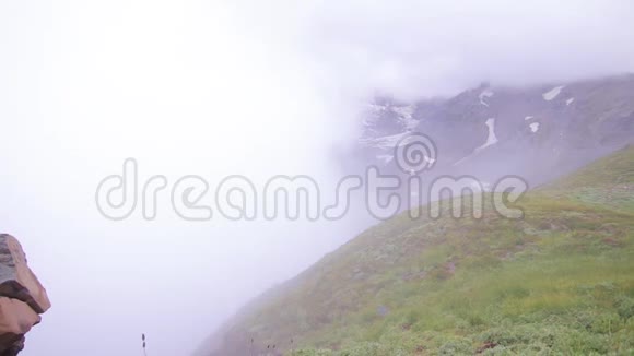 薄雾云在一座山上移动视频的预览图