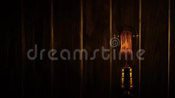 木制背景上的复古灯泡照明视频的预览图