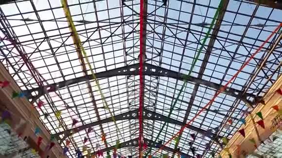 购物中心用彩色丝带装饰的漂亮玻璃屋顶的4K镜头视频的预览图