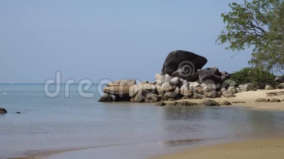 海浪拍打海岸的岩石和海滩视频的预览图