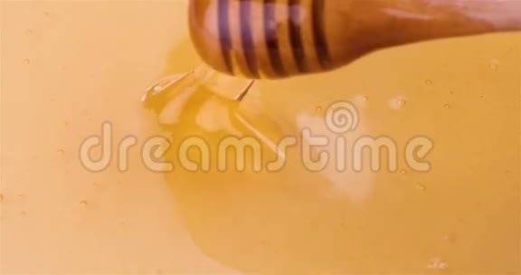 蜂蜜在4K下毛毛雨视频的预览图