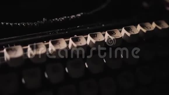 合上旧的机械打字机钥匙古代的东西视频的预览图