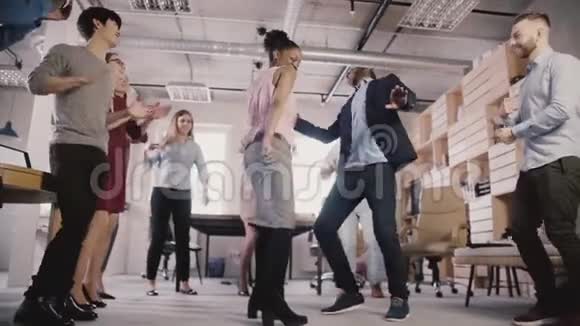 两个非裔美国人商务人士一起在休闲娱乐办公室庆祝晚会慢动作上跳着有趣的舞蹈视频的预览图