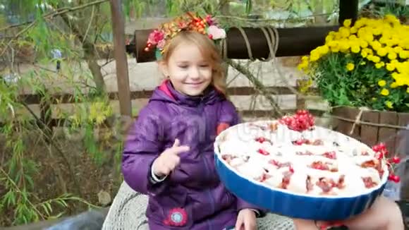 小女孩品尝烤派孩子喜欢甜甜点南瓜派装饰红色浆果视频的预览图