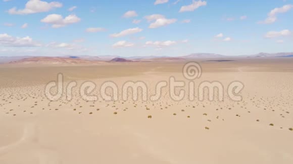 飞越干燥的沙漠视频的预览图