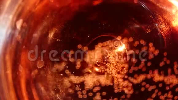具有bokeh效应的红色液体中气泡的闭合视频的预览图