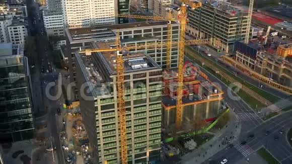 波兰华沙中心建筑起重机和建筑施工的鸟瞰图视频的预览图