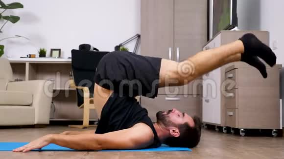 健身年轻人练习瑜伽在地板上做不同的姿势视频的预览图