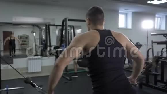 英俊的健美运动员在健身房锻炼视频的预览图