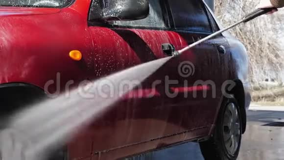 自助洗车场的洗车人视频的预览图