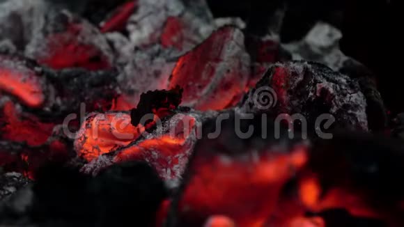 4K木炭燃烧的特写烧炭烧烤热煤视频的预览图