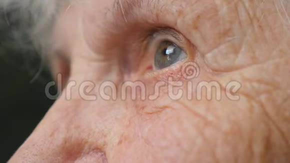老妇人的眼睛向上看然后左右移动有皱纹的老太太的眼睛关闭视频的预览图