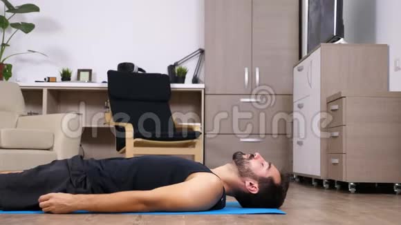 一个人躺在客厅的蓝色垫子上视频的预览图