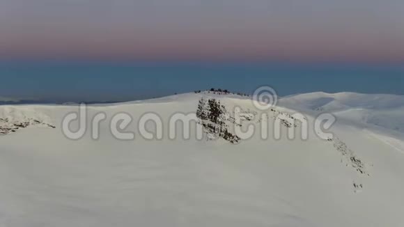 缩小雪山顶上的人群空中拍摄4k视频的预览图
