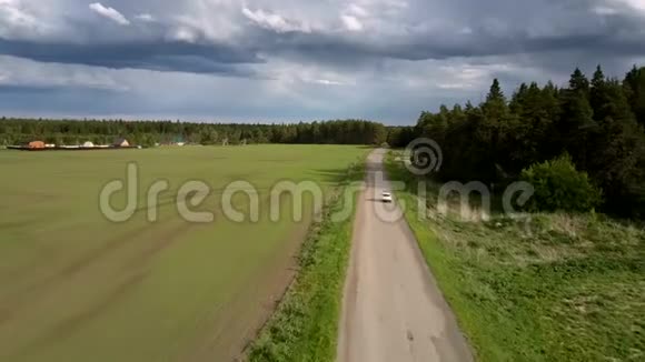 现代汽车沿着绿色森林附近的灰色道路行驶视频的预览图