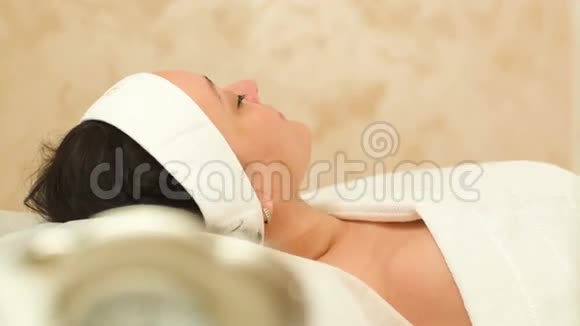 美容水疗中心按摩女性面部护理视频的预览图