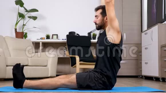 男人伸展身体做不同的瑜伽姿势视频的预览图