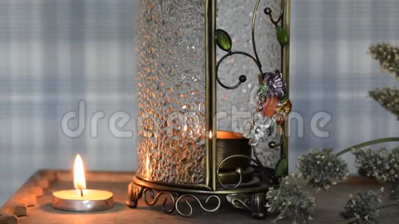 小蜡烛燃烧在香味灯美丽的背景圣诞节放松视频的预览图