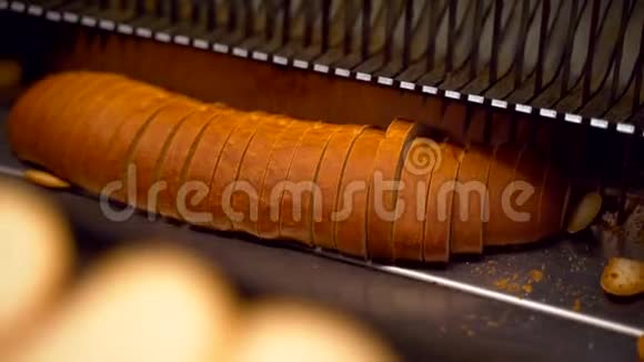 长长的面包切割机在面包店切面包面包机工作视频的预览图