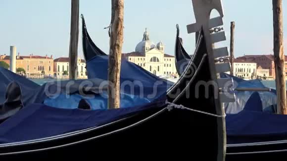 4K贡多拉斯停泊在意大利威尼斯圣乔治马吉奥尔教堂视频的预览图