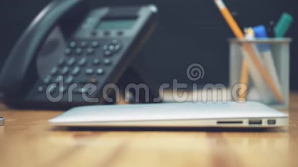 做生意的女人一个人使用笔记本电脑在办公室的办公桌上加班打开笔记本电脑视频的预览图