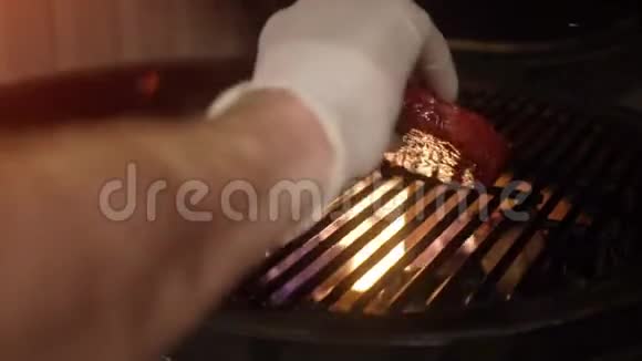 用炭火在烤肉上烤出多汁的牛肉汉堡视频的预览图