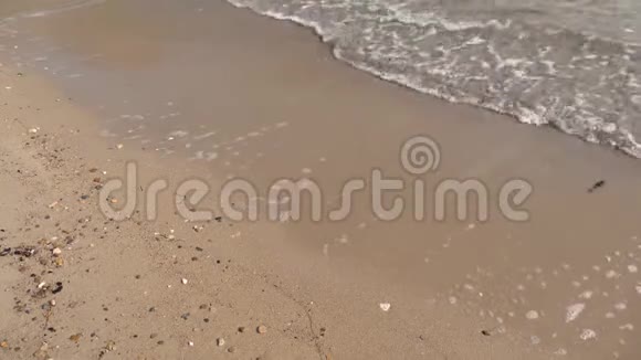 小浪撞击沙滩的足迹视频的预览图