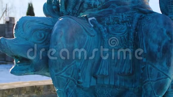 海王星雕像的特写库存录像海神坐在海豚上的雕塑的一部分尖叫的头视频的预览图