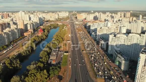空中城市建造无人驾驶汽车视频的预览图