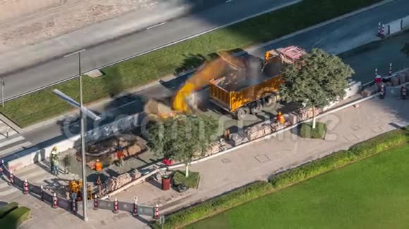 挖掘机和卡车在迪拜市区的公路工地工作视频的预览图