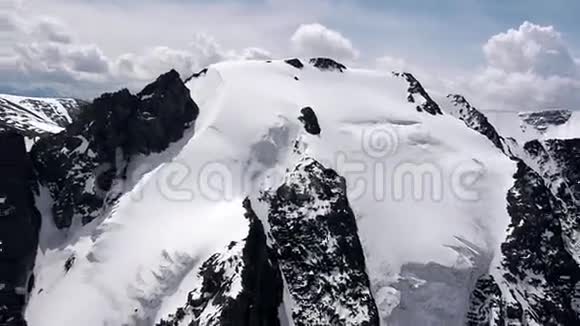 飞越冰封的山脉视频的预览图