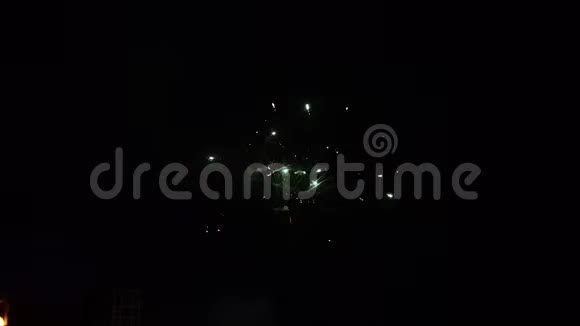 美丽的烟花在夜空高清视频的预览图
