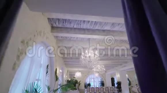 一个美丽的宴会厅的全景有桌椅和美丽的装饰视频的预览图